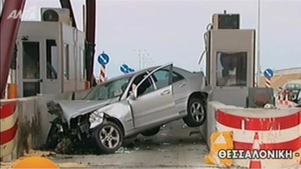 Αυτοκίνητο προσέκρουσε στα υπό κατασκευή διόδια στη Θεσσαλονίκη (βίντεο)